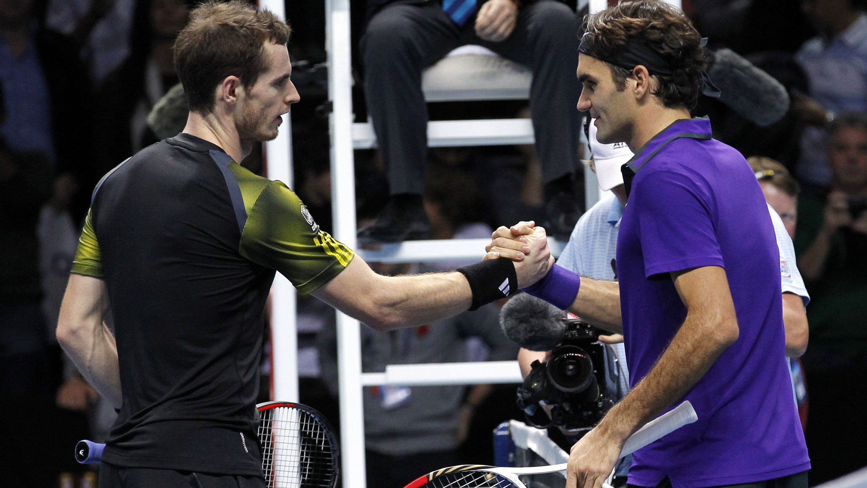 Srbský tenista Novak Djokovič a Švajčiar Roger Federer, teda prvý a druhý hráč svetového rebríčka, sa dnes večer stretnú vo finále dvojhry na koncoročnom výberovom šampionáte Barclays ATP World Tour Finals v Londýne .